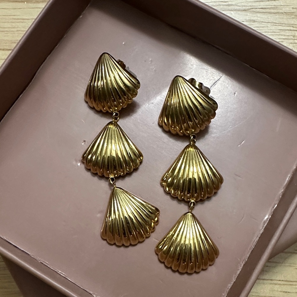 Elegant Gold Shell Drop Earrings